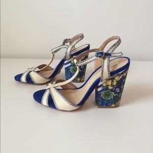 SCHUTZ T-Strap Block Heel Sandal